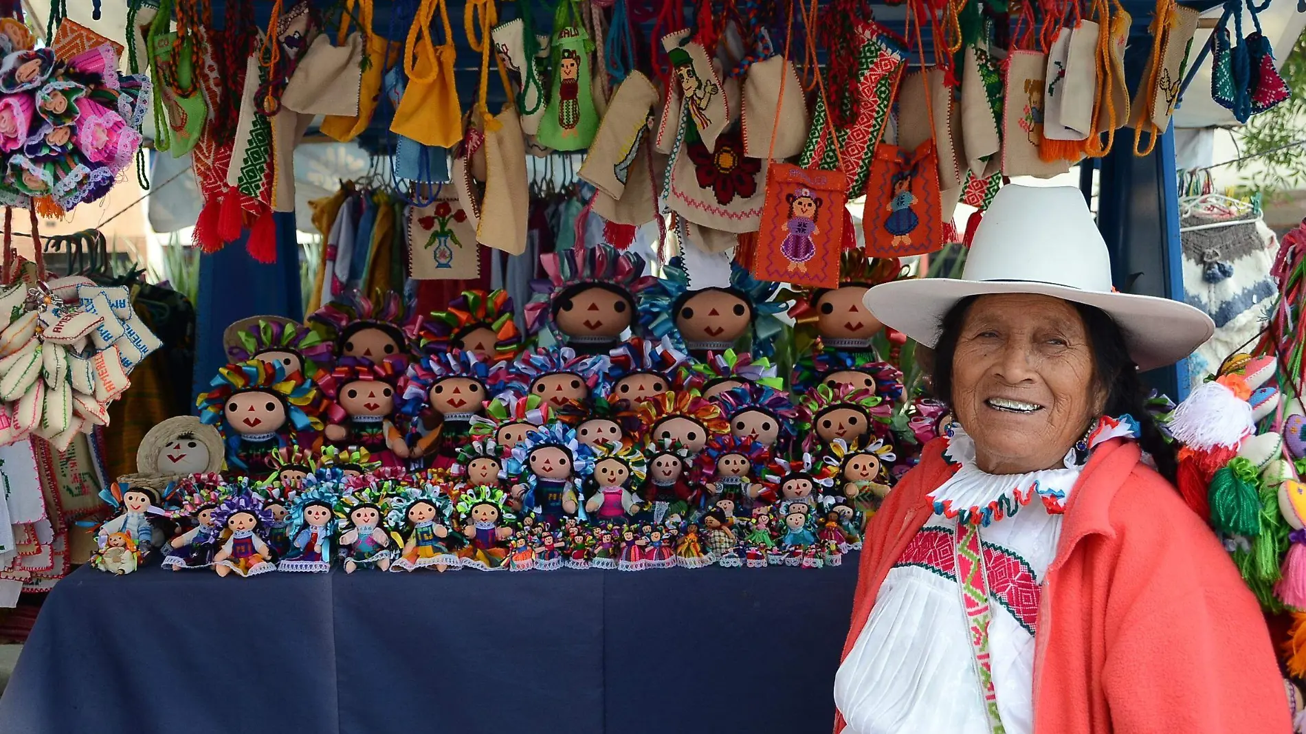 María Cleta García Vázquez, artesana nativa de la comunidad otomí de San Ildefonso Tultepec en Amealco de Bonfil.